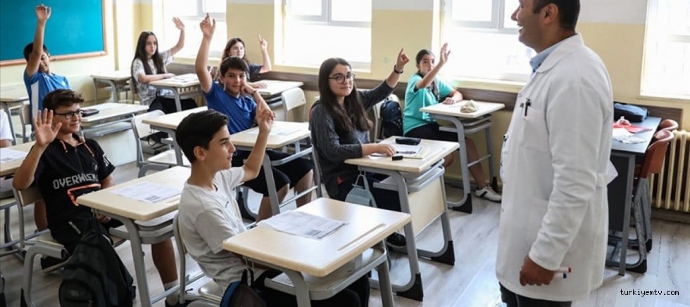 4 öğretmenden 1’i ek iş yapıyor:Gelir gideri karşılamıyor, kira ödenemiyor