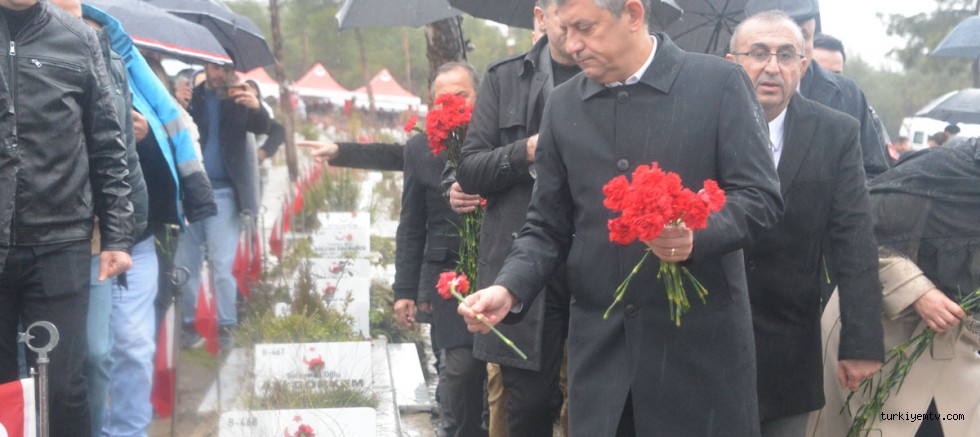 Özgür Özel, Kahramanmaraş’ta Deprem Şehitliğini ziyaret etti