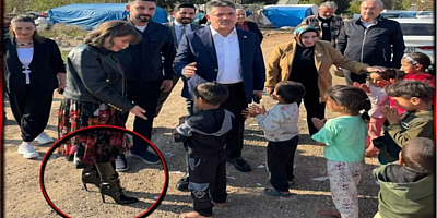 AKP’li isim, yalın ayak çocukların yanına 80 binlik botla gitti