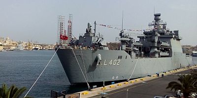 Dev çıkarma gemileri depremzedeler için yüzer hastane oldu