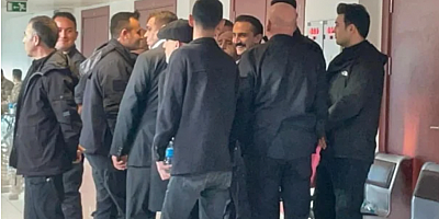 Duruşmaya koruma ordusuyla gelen çete liderine etten duvar