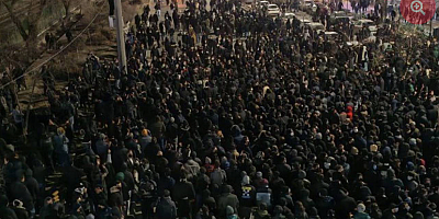 İran'da protestolar 13'üncü günde: Telefon ve internet hatları kesildi