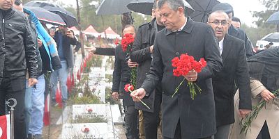 Özgür Özel, Kahramanmaraş’ta Deprem Şehitliğini ziyaret etti