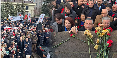 Uğur Mumcu, Ankara Karlı Sokak'taki evinin önünde 'türkülerle' anıldı